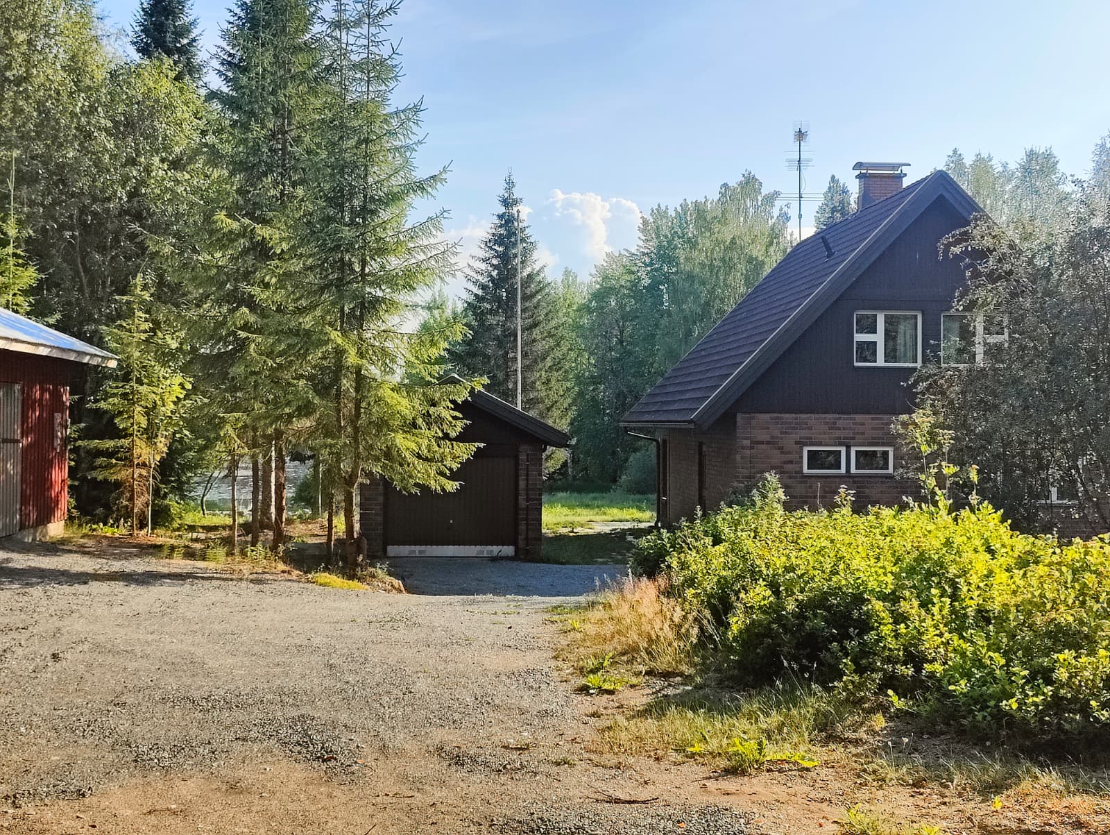 Mökki ison vesistön rannalla